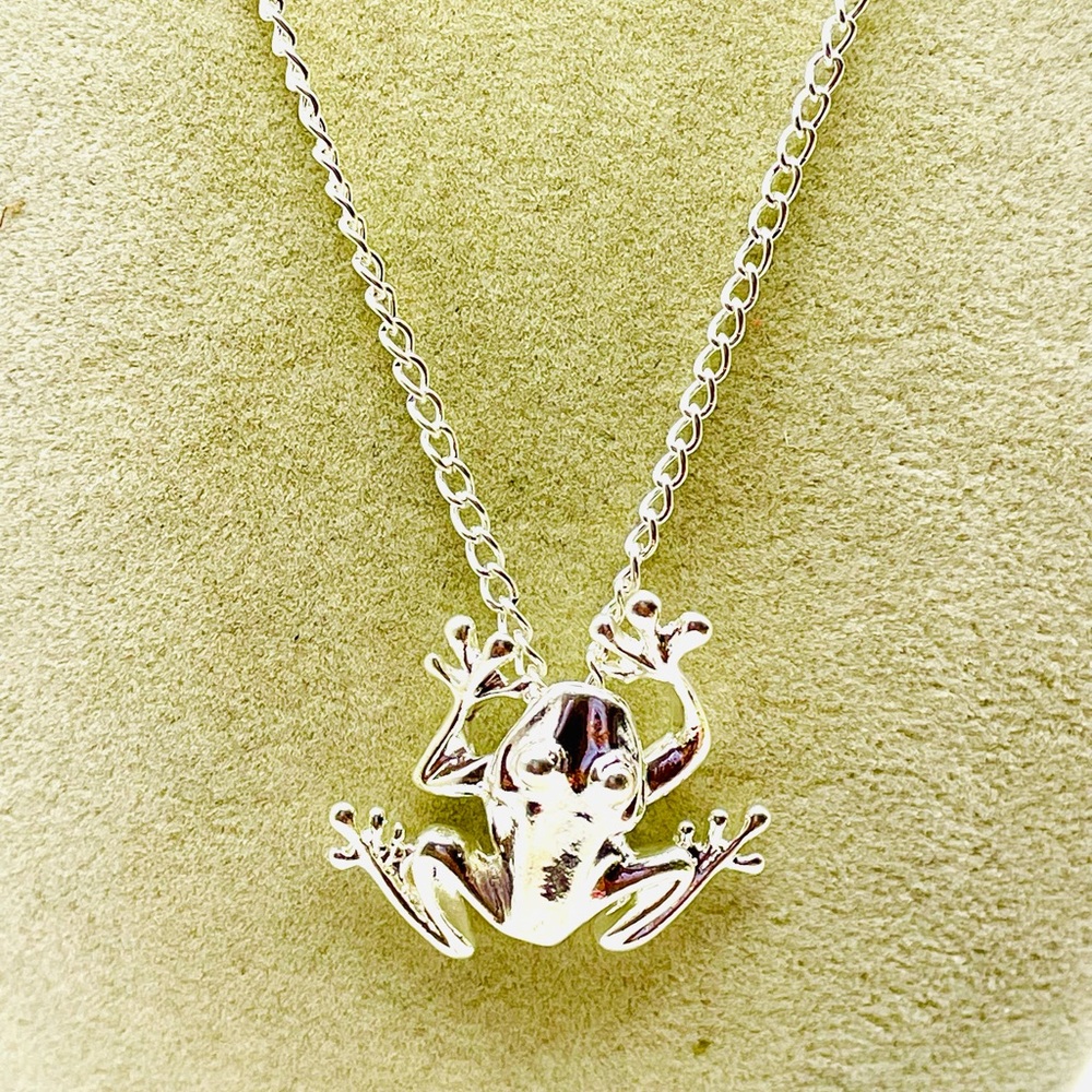 Silver Tree Frog Pendant Necklace. 18 inches